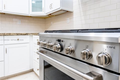 Villa ou maison à vendre à Miami, Floride: 4 chambres, 289.3 m2 № 2063070 - photo 22