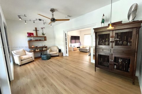 House in Miami, Florida 3 bedrooms, 144.46 sq.m. № 1685854 - photo 24