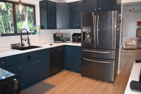 House in Miami, Florida 3 bedrooms, 144.46 sq.m. № 1685854 - photo 13