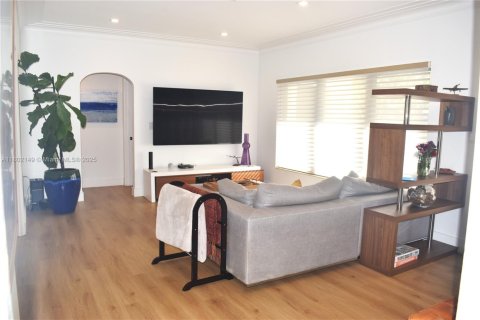 House in Miami, Florida 3 bedrooms, 144.46 sq.m. № 1685854 - photo 7