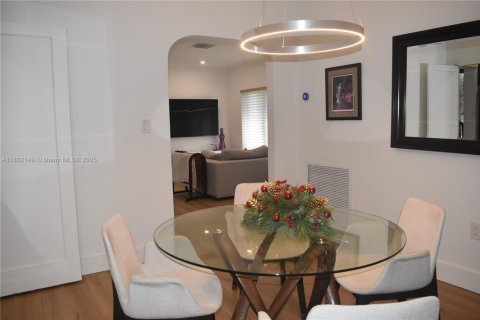 House in Miami, Florida 3 bedrooms, 144.46 sq.m. № 1685854 - photo 12