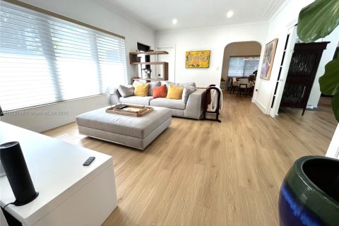 House in Miami, Florida 3 bedrooms, 144.46 sq.m. № 1685854 - photo 9