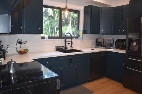 House in Miami, Florida 3 bedrooms, 144.46 sq.m. № 1685854 - photo 14