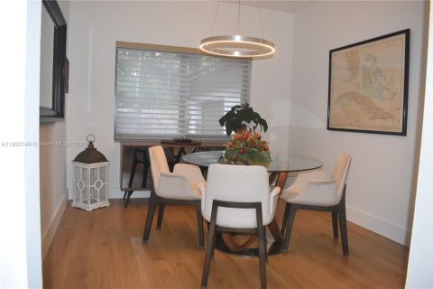 House in Miami, Florida 3 bedrooms, 144.46 sq.m. № 1685854 - photo 11