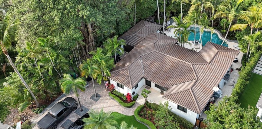 House in Miami, Florida 3 bedrooms, 144.46 sq.m. № 1685854