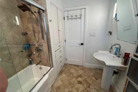 House in Miami, Florida 3 bedrooms, 144.46 sq.m. № 1685854 - photo 20
