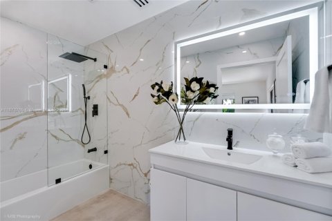 House in Miami, Florida 4 bedrooms, 185.25 sq.m. № 1943498 - photo 27