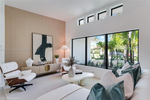 House in Miami, Florida 4 bedrooms, 185.25 sq.m. № 1943498 - photo 8