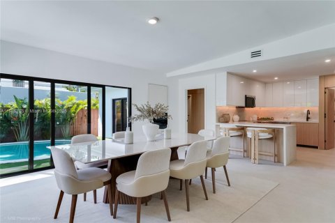 House in Miami, Florida 4 bedrooms, 185.25 sq.m. № 1943498 - photo 17
