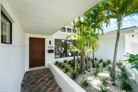 House in Miami, Florida 4 bedrooms, 185.25 sq.m. № 1943498 - photo 5