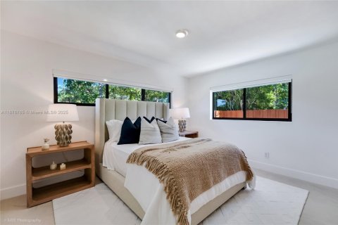 House in Miami, Florida 4 bedrooms, 185.25 sq.m. № 1943498 - photo 28