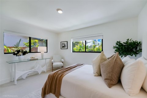 House in Miami, Florida 4 bedrooms, 185.25 sq.m. № 1943498 - photo 26