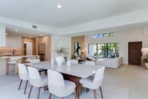 House in Miami, Florida 4 bedrooms, 185.25 sq.m. № 1943498 - photo 1
