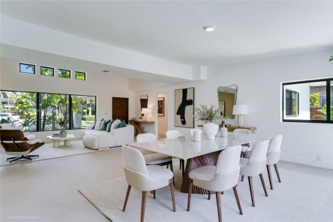 House in Miami, Florida 4 bedrooms, 185.25 sq.m. № 1943498 - photo 2