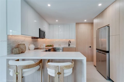 House in Miami, Florida 4 bedrooms, 185.25 sq.m. № 1943498 - photo 15