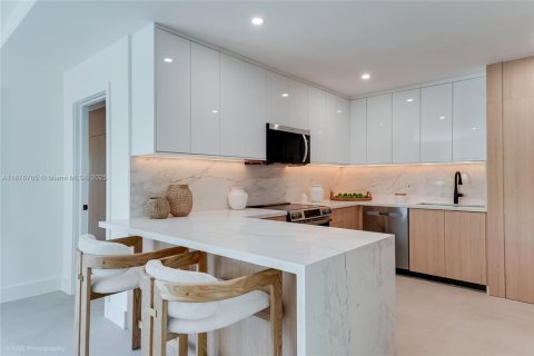 House in Miami, Florida 4 bedrooms, 185.25 sq.m. № 1943498 - photo 14