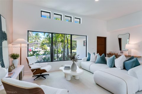 House in Miami, Florida 4 bedrooms, 185.25 sq.m. № 1943498 - photo 10