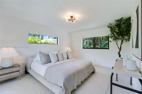 House in Miami, Florida 4 bedrooms, 185.25 sq.m. № 1943498 - photo 19