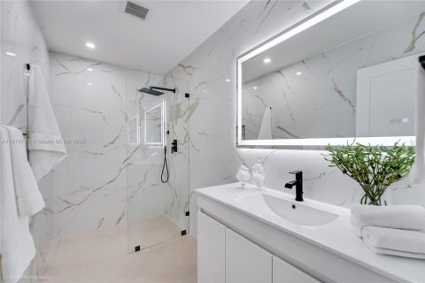 House in Miami, Florida 4 bedrooms, 185.25 sq.m. № 1943498 - photo 30
