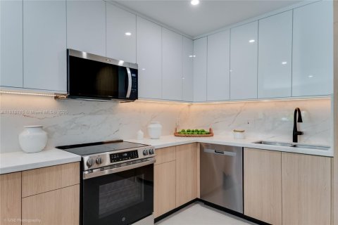House in Miami, Florida 4 bedrooms, 185.25 sq.m. № 1943498 - photo 16