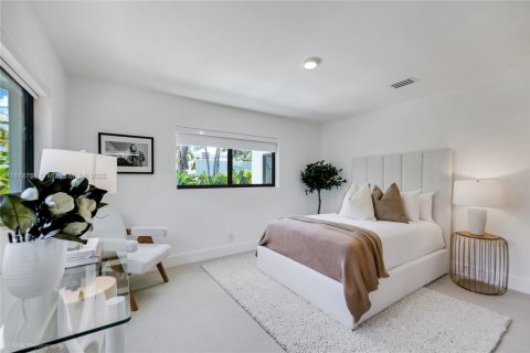 House in Miami, Florida 4 bedrooms, 185.25 sq.m. № 1943498 - photo 25