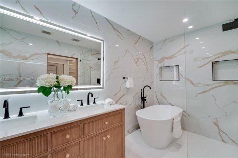 House in Miami, Florida 4 bedrooms, 185.25 sq.m. № 1943498 - photo 23