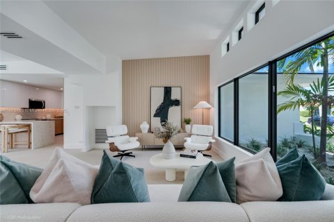 House in Miami, Florida 4 bedrooms, 185.25 sq.m. № 1943498 - photo 7