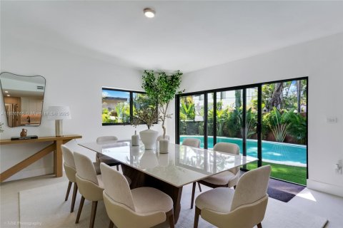 House in Miami, Florida 4 bedrooms, 185.25 sq.m. № 1943498 - photo 13