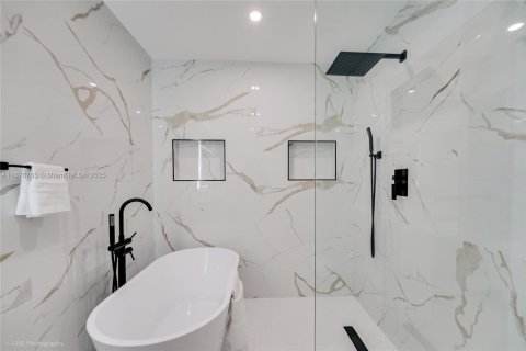 House in Miami, Florida 4 bedrooms, 185.25 sq.m. № 1943498 - photo 24