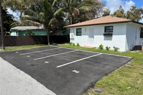 Immobilier commercial à vendre à Dania Beach, Floride: 160.54 m2 № 2257168 - photo 2