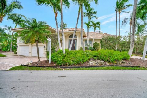 House in Boca Raton, Florida 4 bedrooms, 222.41 sq.m. № 2083829 - photo 2