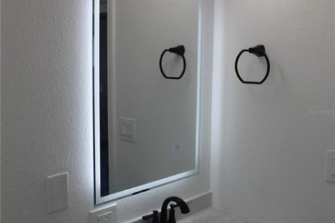 House in Tampa, Florida 4 bedrooms, 118.26 sq.m. № 1805306 - photo 9