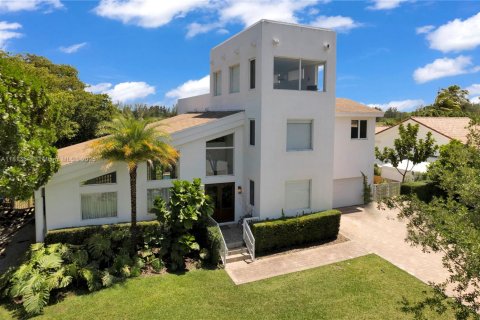 House in Coral Gables, Florida 5 bedrooms, 338.16 sq.m. № 1762396 - photo 3