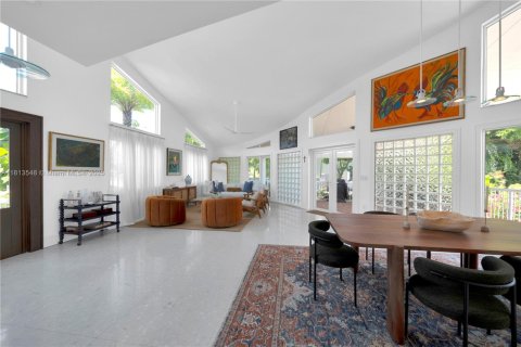 House in Coral Gables, Florida 5 bedrooms, 338.16 sq.m. № 1762396 - photo 9