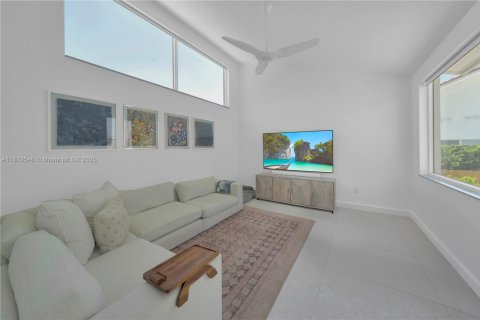 House in Coral Gables, Florida 5 bedrooms, 338.16 sq.m. № 1762396 - photo 26