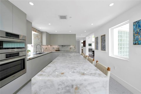 House in Coral Gables, Florida 5 bedrooms, 338.16 sq.m. № 1762396 - photo 19