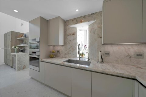 House in Coral Gables, Florida 5 bedrooms, 338.16 sq.m. № 1762396 - photo 18