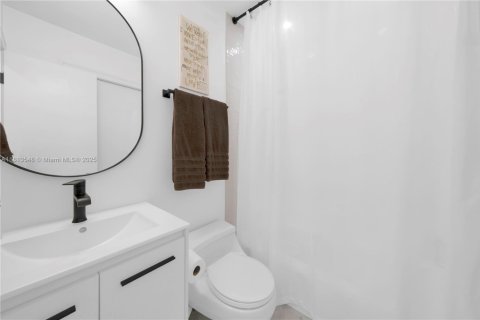 House in Coral Gables, Florida 5 bedrooms, 338.16 sq.m. № 1762396 - photo 7