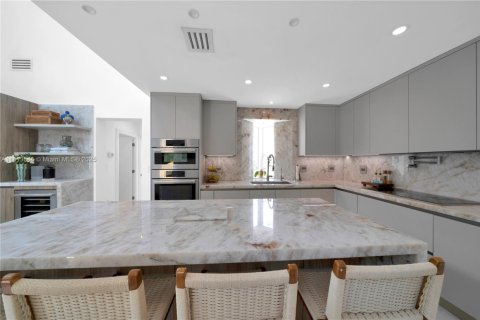 House in Coral Gables, Florida 5 bedrooms, 338.16 sq.m. № 1762396 - photo 17