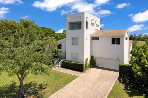 House in Coral Gables, Florida 5 bedrooms, 338.16 sq.m. № 1762396 - photo 2
