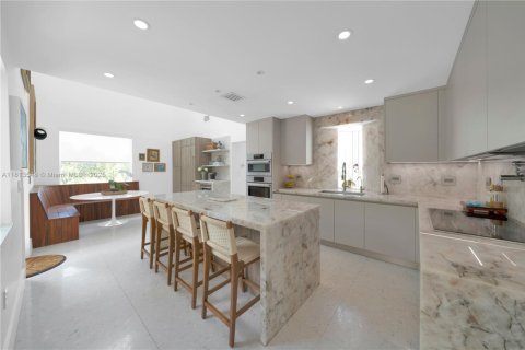 House in Coral Gables, Florida 5 bedrooms, 338.16 sq.m. № 1762396 - photo 14
