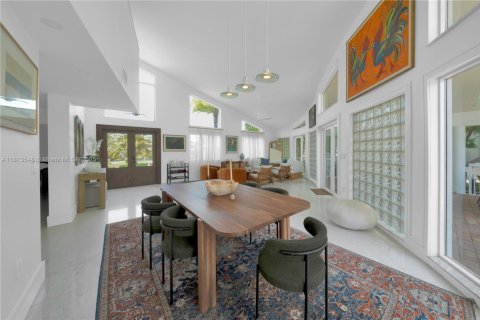 House in Coral Gables, Florida 5 bedrooms, 338.16 sq.m. № 1762396 - photo 12