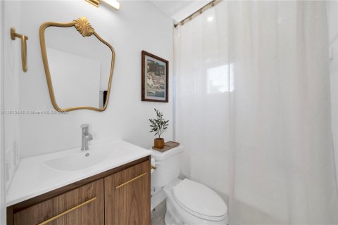 House in Coral Gables, Florida 5 bedrooms, 338.16 sq.m. № 1762396 - photo 25