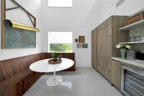 House in Coral Gables, Florida 5 bedrooms, 338.16 sq.m. № 1762396 - photo 22