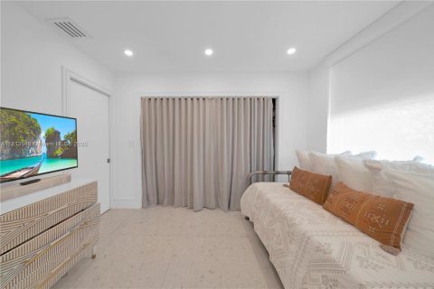 House in Coral Gables, Florida 5 bedrooms, 338.16 sq.m. № 1762396 - photo 6