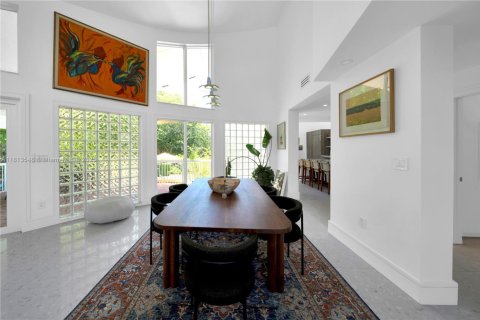 House in Coral Gables, Florida 5 bedrooms, 338.16 sq.m. № 1762396 - photo 10