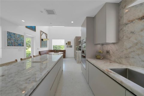House in Coral Gables, Florida 5 bedrooms, 338.16 sq.m. № 1762396 - photo 16