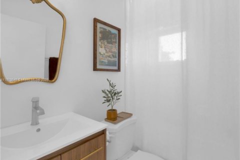 House in Coral Gables, Florida 5 bedrooms, 338.16 sq.m. № 1762396 - photo 24
