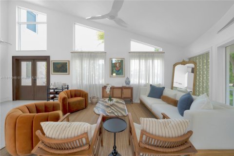 House in Coral Gables, Florida 5 bedrooms, 338.16 sq.m. № 1762396 - photo 11