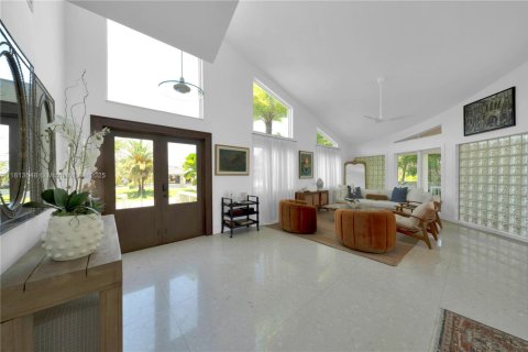 House in Coral Gables, Florida 5 bedrooms, 338.16 sq.m. № 1762396 - photo 8